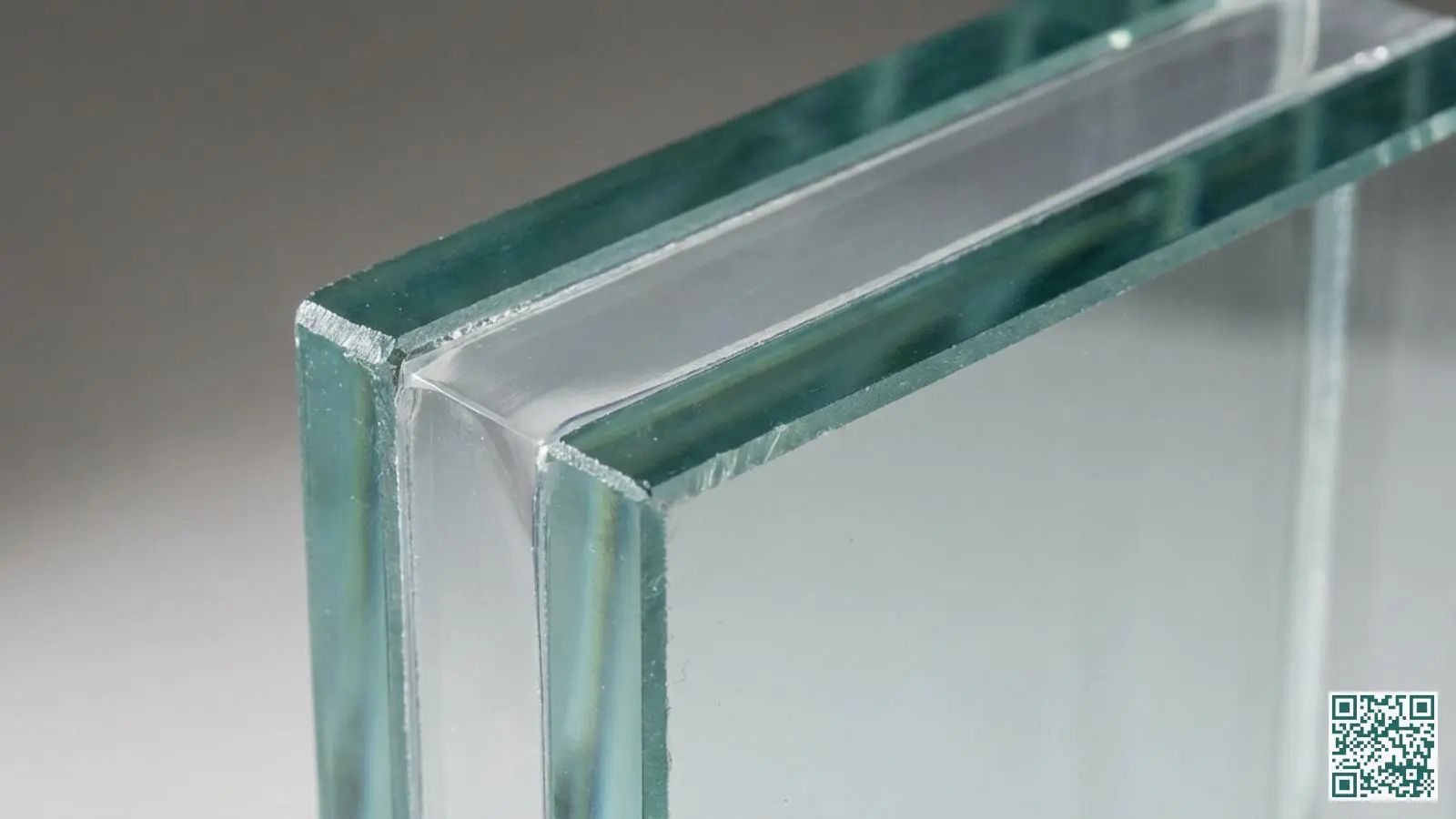 Close-up van gelaagd veiligheidsglas met zichtbare glaslagen en scheurwerende folie ertussen