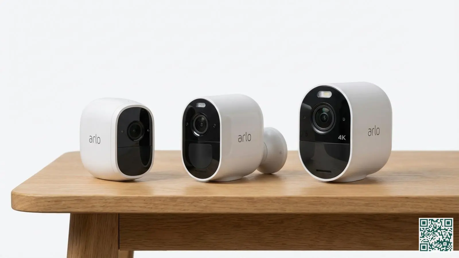Drie verschillende Arlo cameramodellen naast elkaar op houten tafel met Essential Pro en Ultra zichtbaar