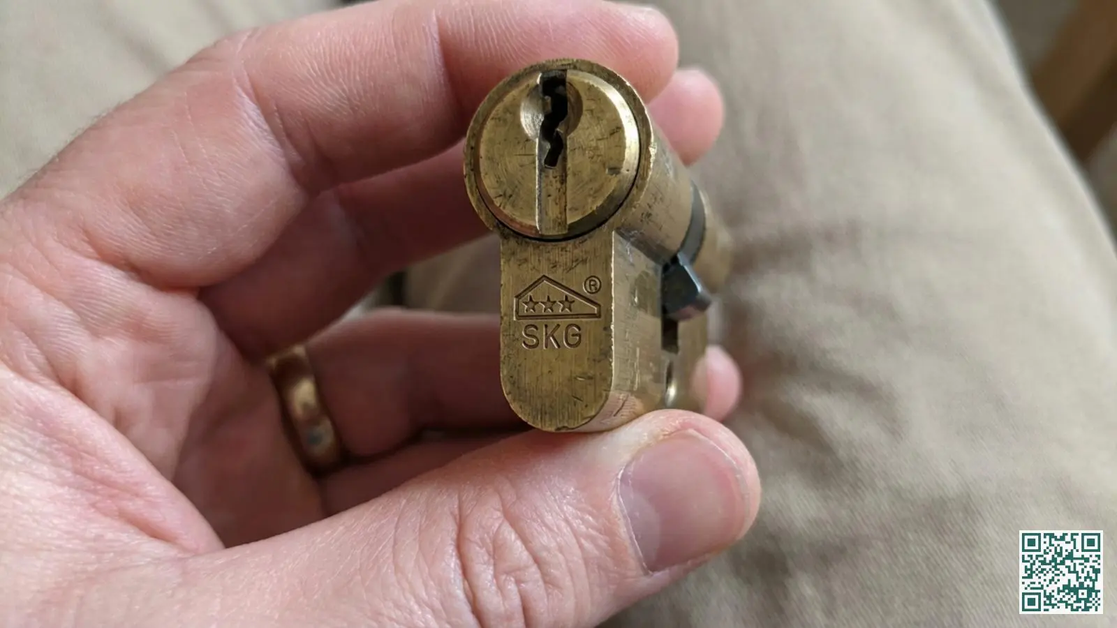 Close-up van een messing cilinderslot met zichtbare SKG-sterrenclassificatie gegraveerd in het metaal