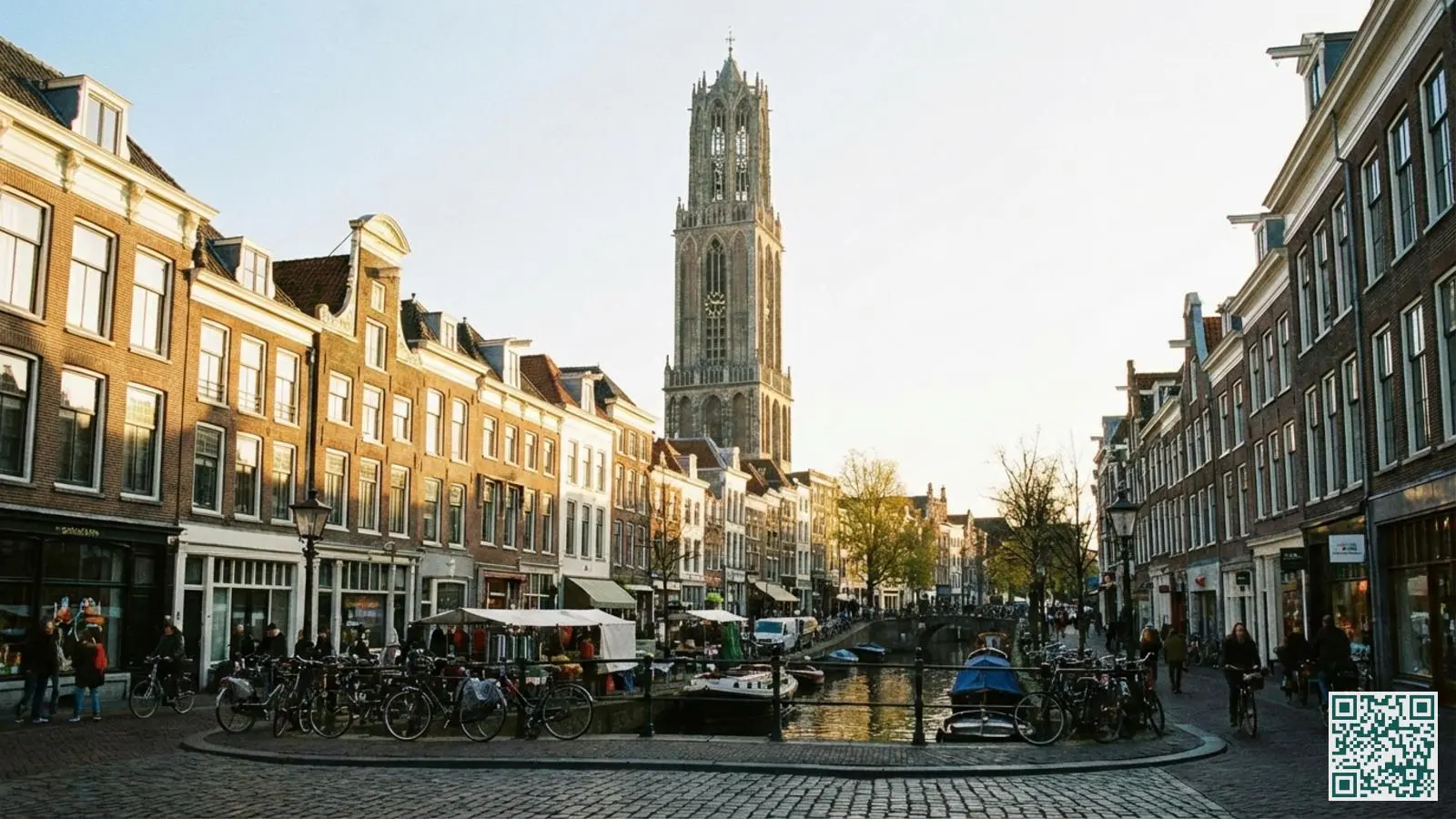 De Domtoren van Utrecht met historische grachtenpanden en geplaveide straten in het stadscentrum