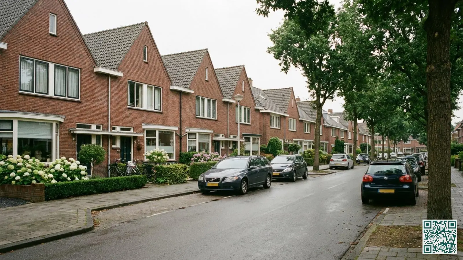 Typische Nederlandse woonwijk met rijtjeshuizen van rode baksteen en voortuinen in Zuid-Holland