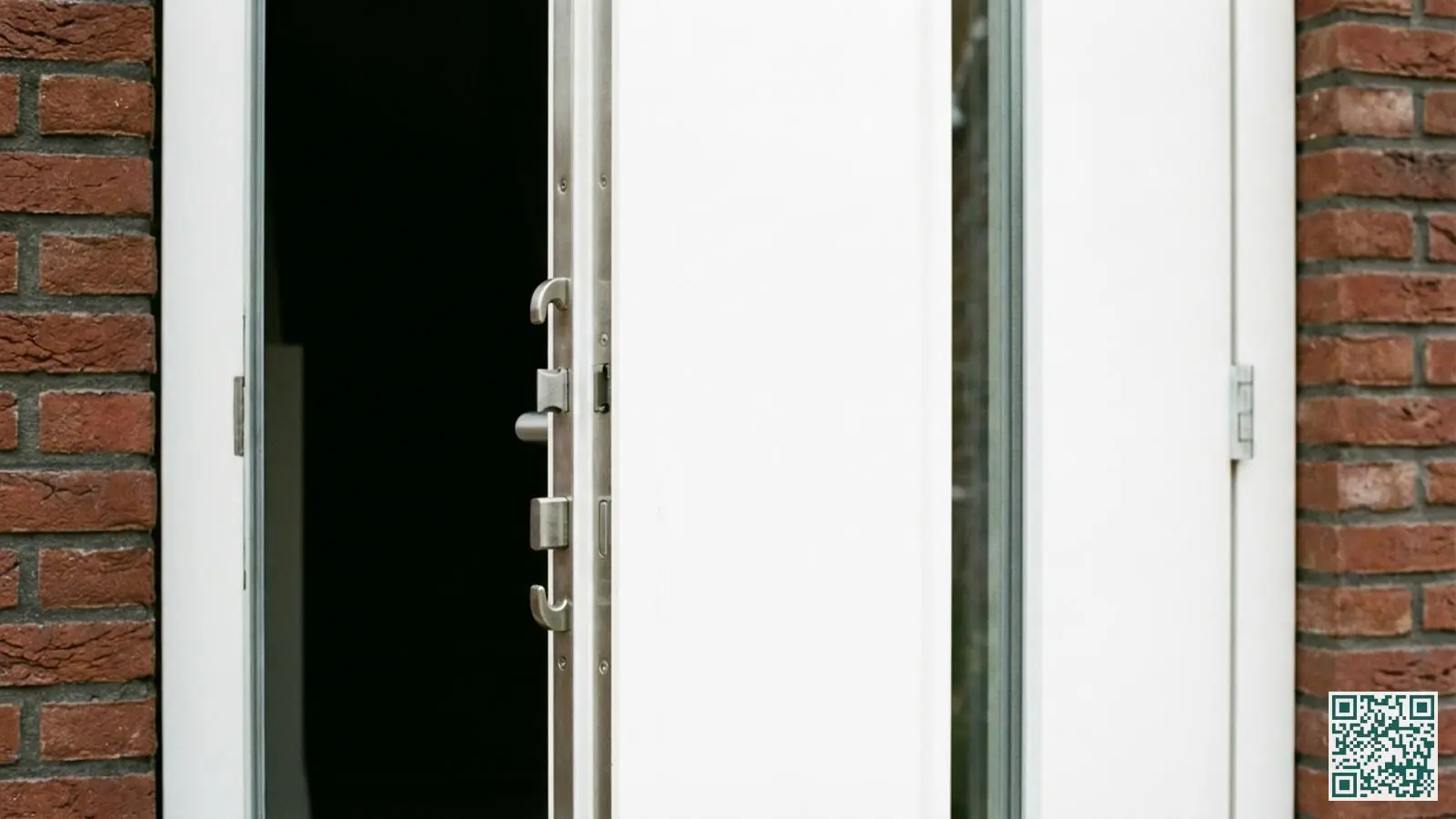 Witte voordeur met zichtbare meerpuntssluiting en drie stalen sluitpunten aan de deurzijde