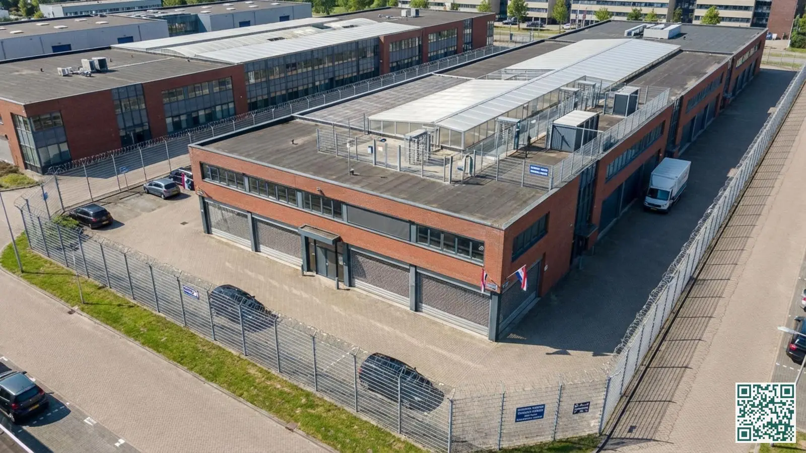 Bovenaanzicht van bedrijfspand met zichtbare beveiligingslagen van terrein tot gebouw en interne ruimtes